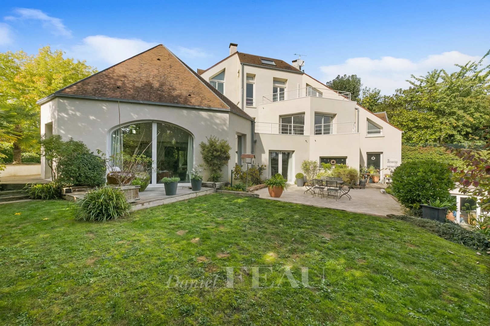 Luxury house for sale in the district Cote Saint Louis