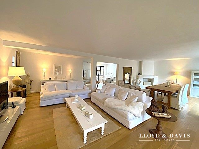 Villa de luxe à vendre dans le quartier Le Marché