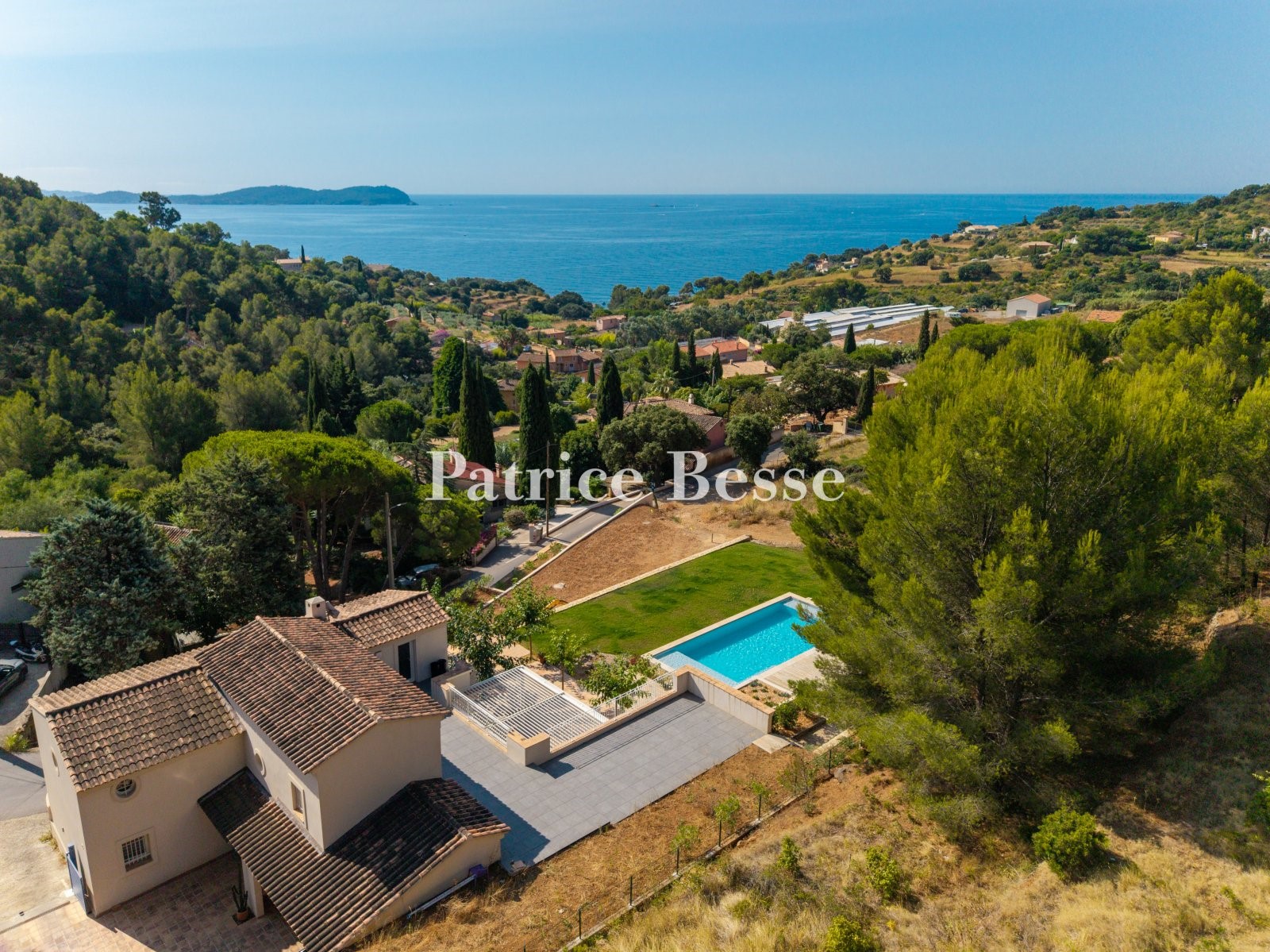 Old house for sale in Carqueiranne