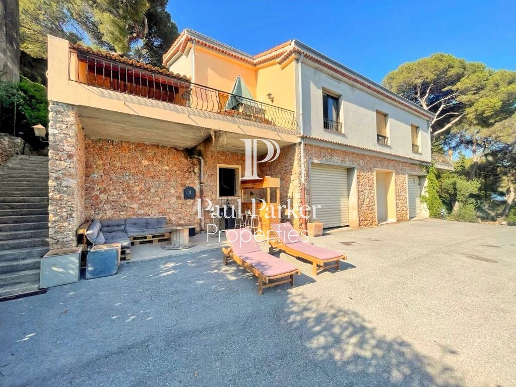 Villa de luxe à vendre dans le quartier Supérieur