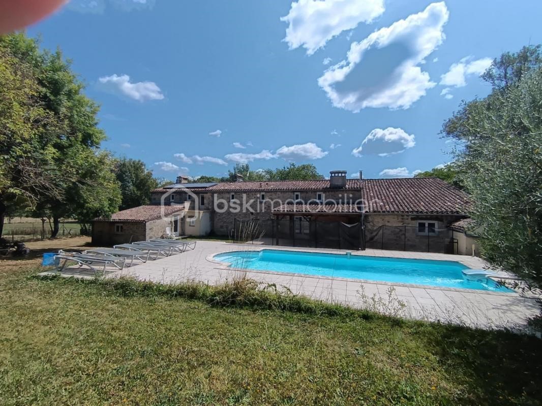 Casale lungo francese tipico in vendita Vérac