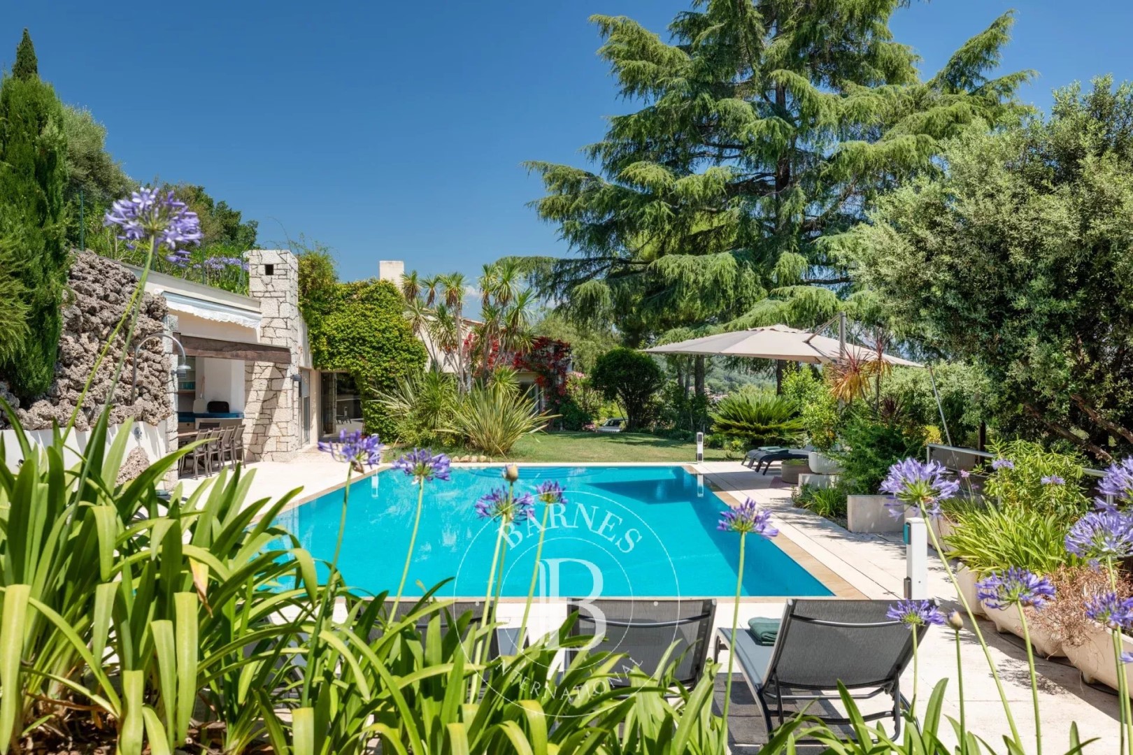 Luxury villa for rent in the district Bois Fleuri-Chevre d'Or-Saint Philippe