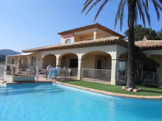 Les Milliades est une luxueuse et lumineuse maison de vacances située sur le golf de Sainte Maxim...