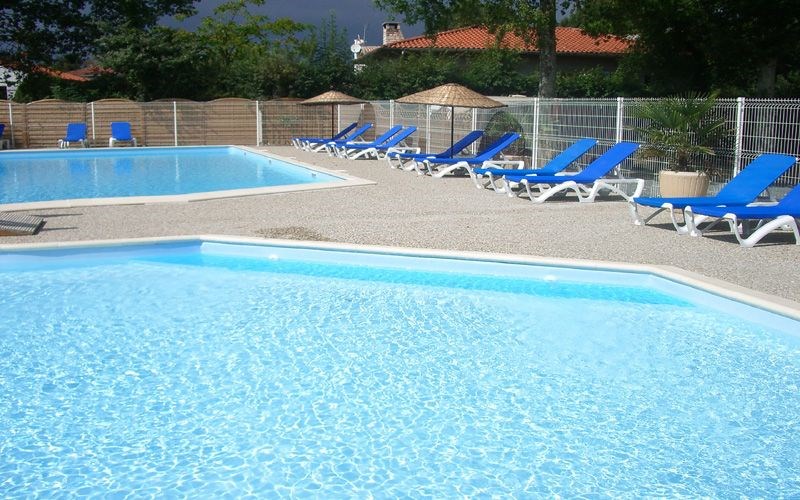 Mobil-homes 2 à 5 personnes de 27 à 32 m² : situé à 600 m de Royan et à 4 km des plages de sable fin le Camping Walmo...