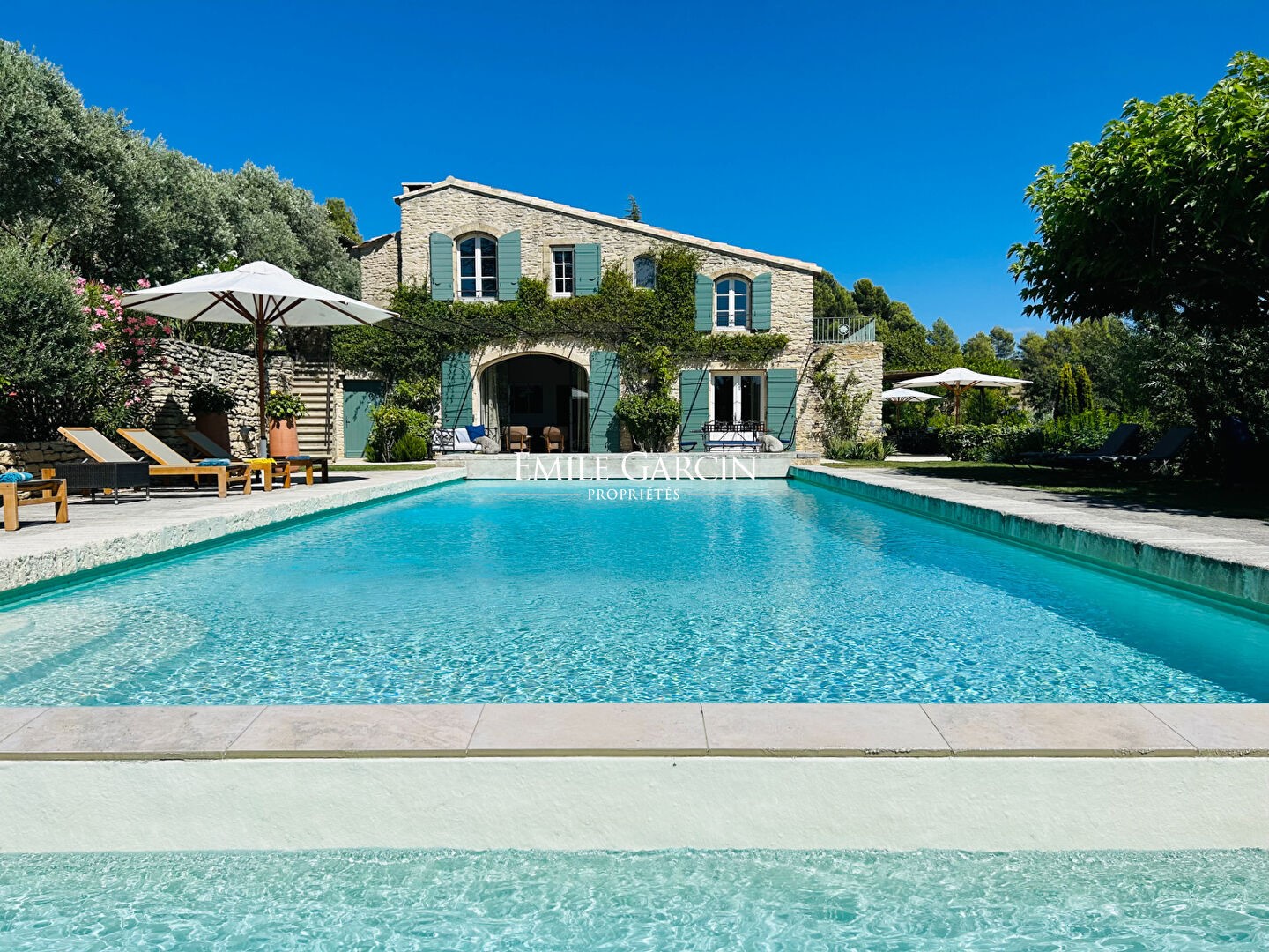 Maison de luxe en location saisonnière à Lacoste
