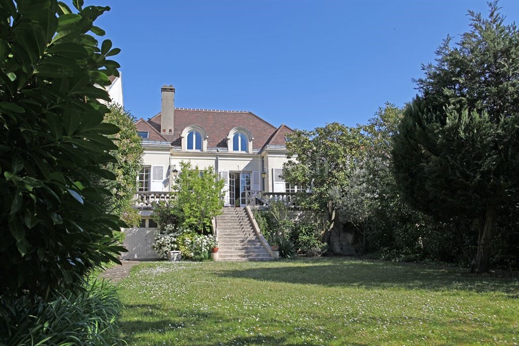 Maison de luxe à vendre dans le quartier Montretout