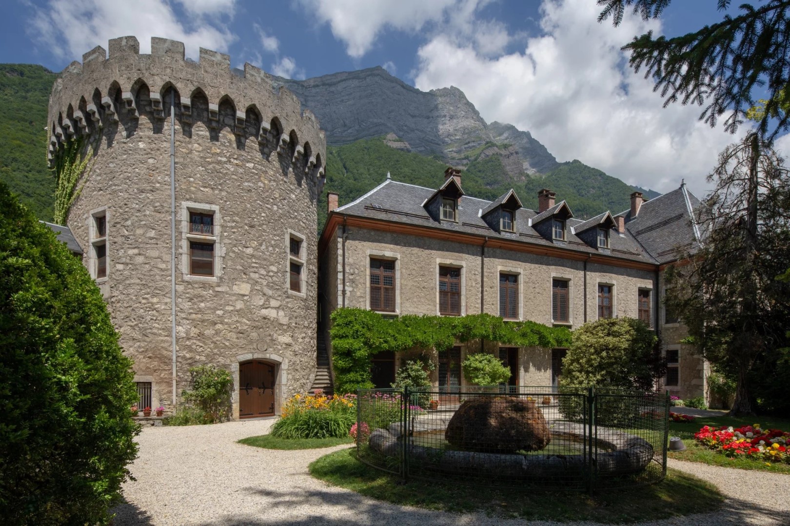 Castle for sale in Saint-Pierre-d'Albigny