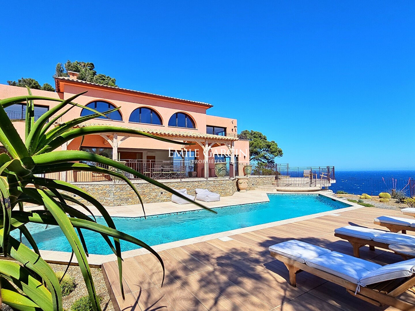 Luxury villa for rent in the district Les Calanques