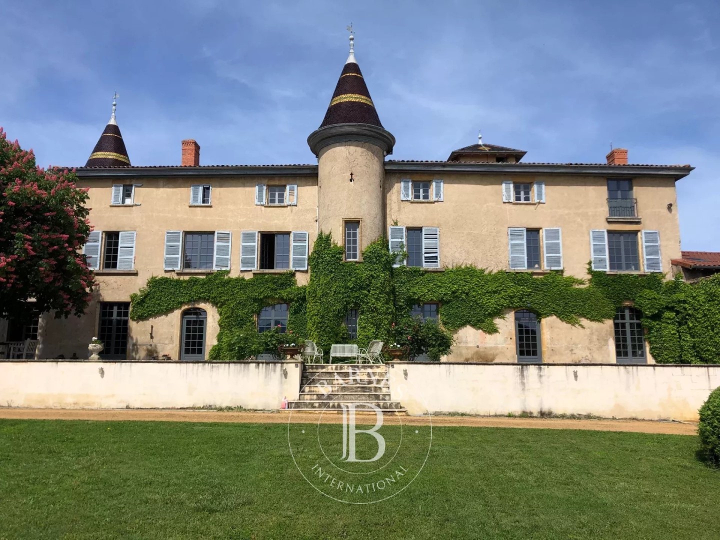 Castle for sale in Marcilly-d'Azergues