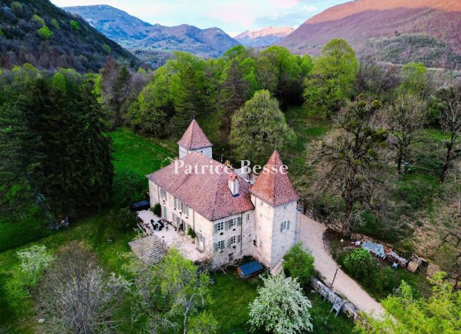 Castle for sale in Bellegarde-sur-Valserine