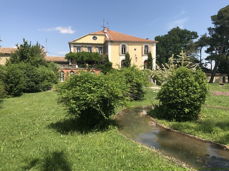 Gite De Vacances A Entraigues Sur La Sorgue En Provence Alpes Cote D Azur Pour 24 Pers 300m Seloger Vacances