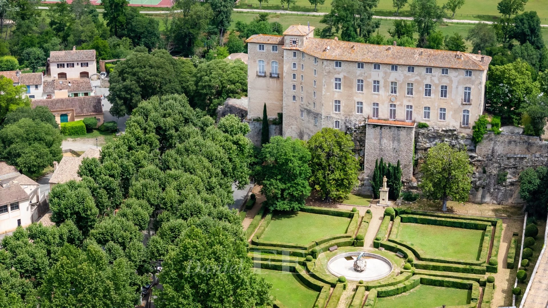 Kasteel te koop in Entrecasteaux
