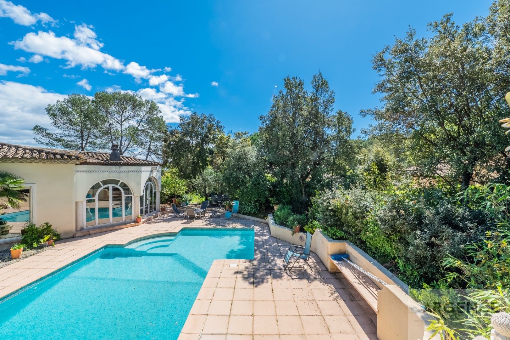 Luxury villa for sale in the district Hôpitaux-Facultés