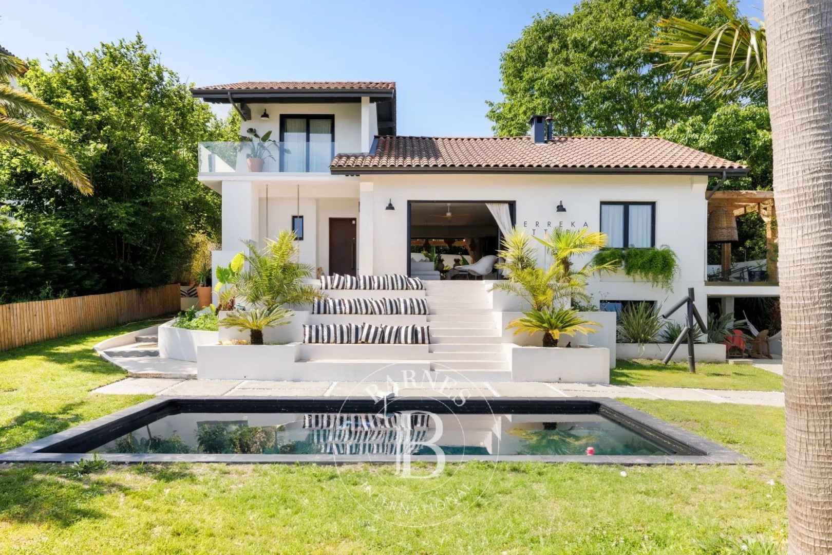 Maison de luxe à vendre dans le quartier Quatre Cantons