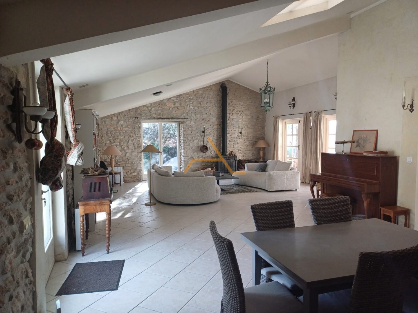 stone house for sale in Taulignan