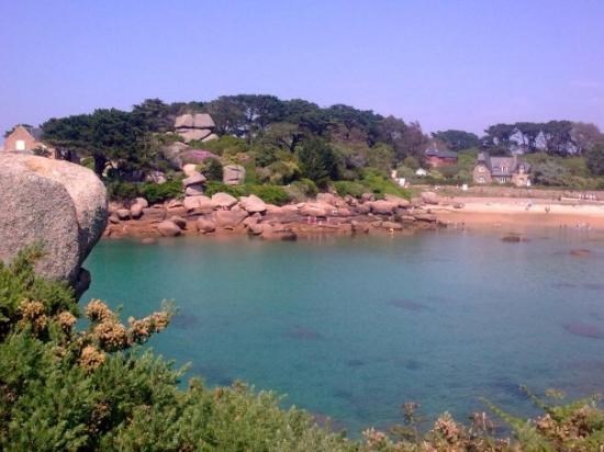 Gites en rez de jardin d'une maison en bord de mer, proche Tregastel