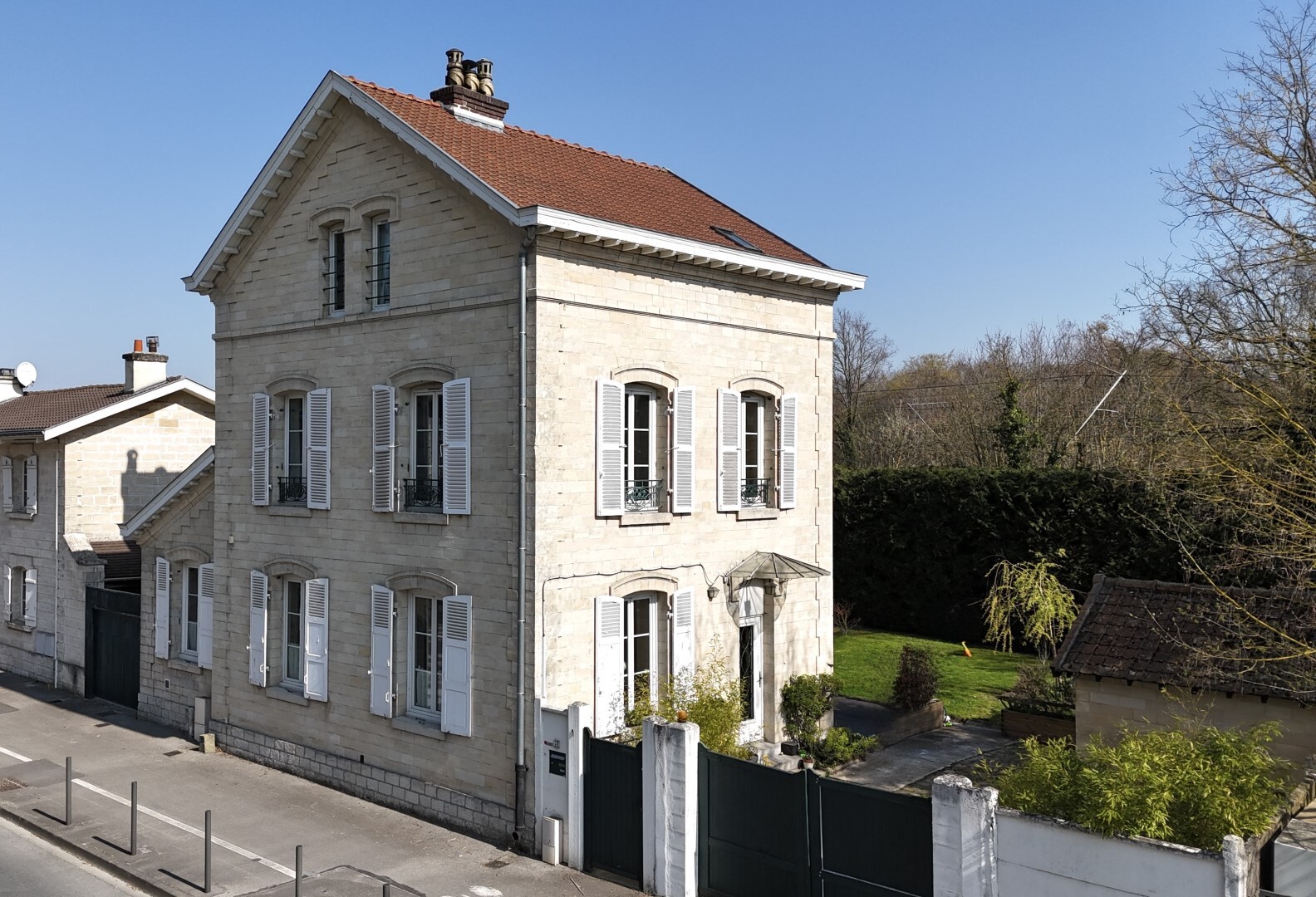 Old house for sale in the district Centre-Gare