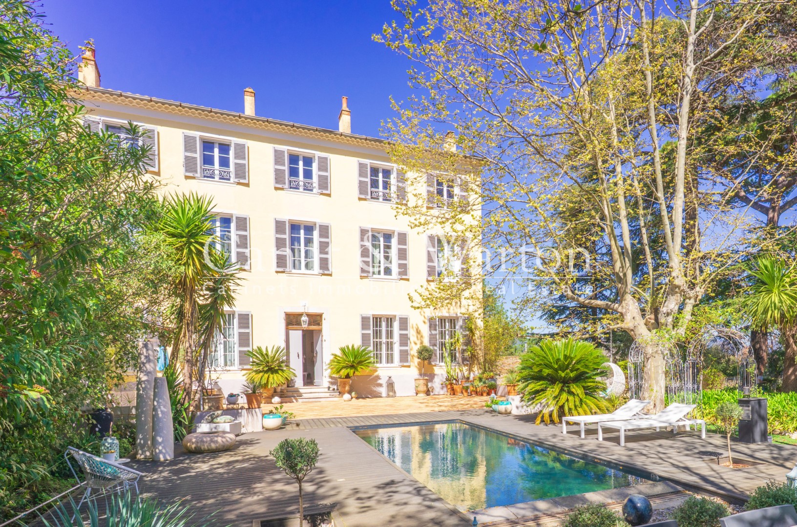 Luxury villa for sale in the district La Moutonne