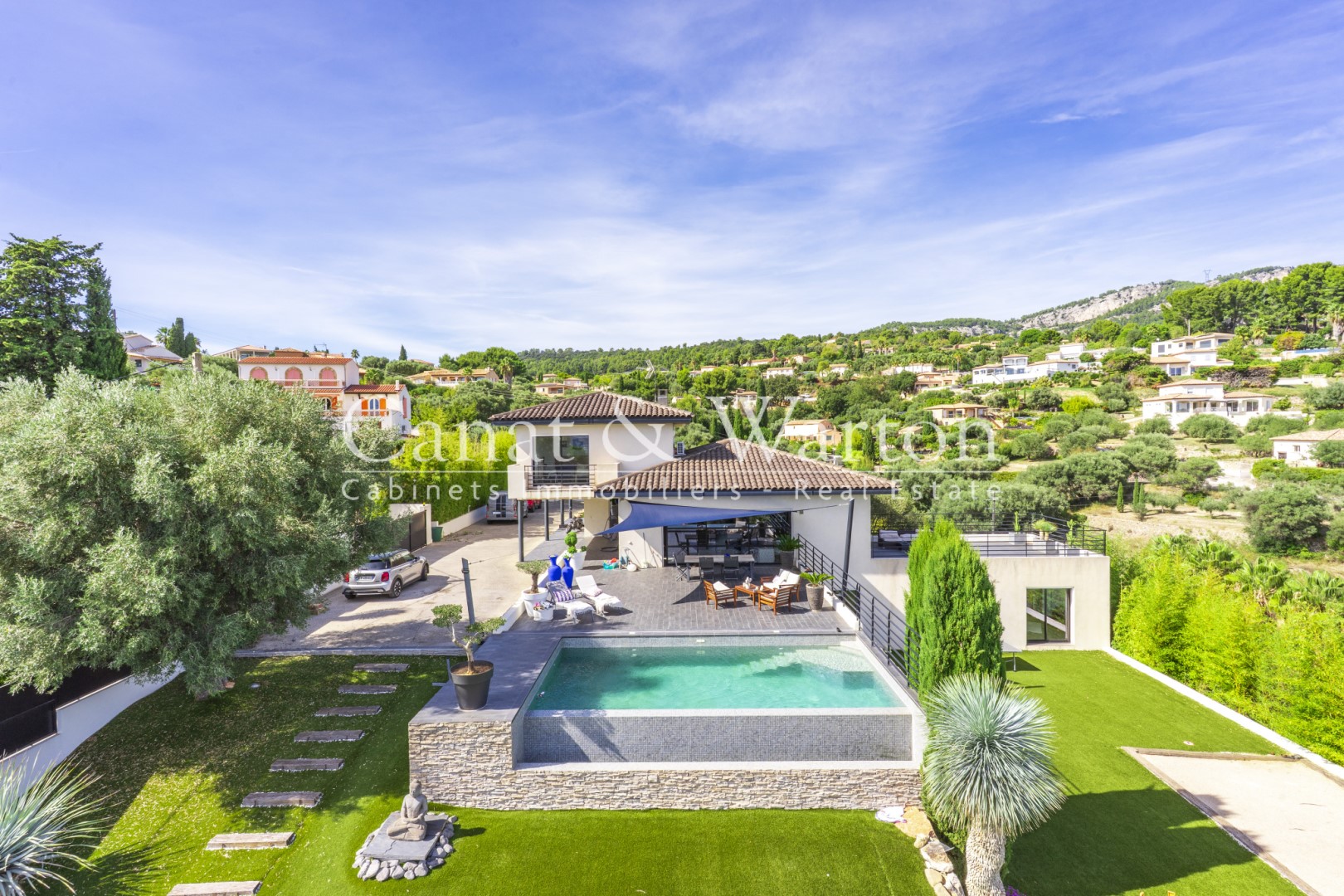 Luxury villa for sale in the district Nord Est