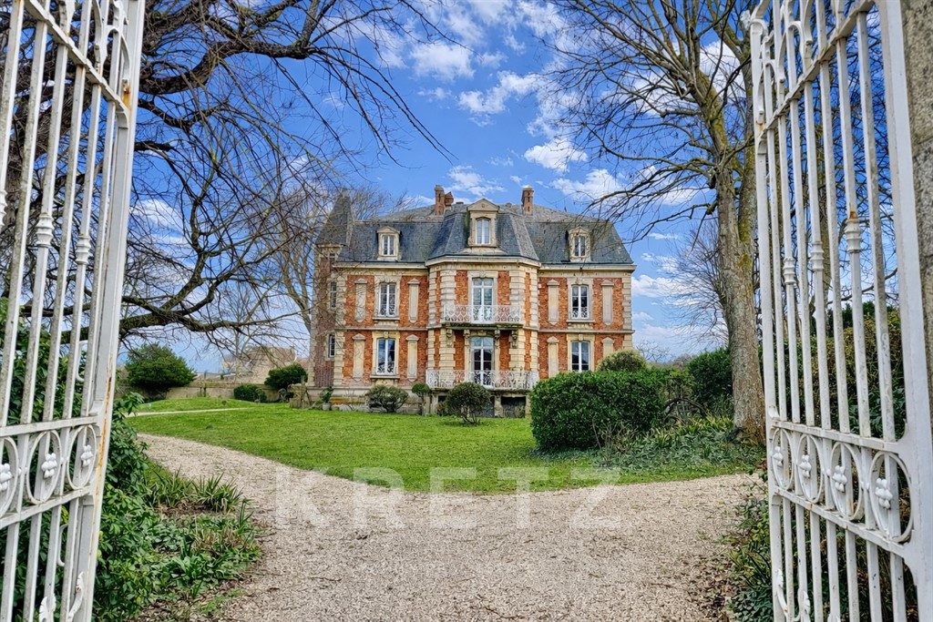 Castle for sale in Luc-sur-Mer