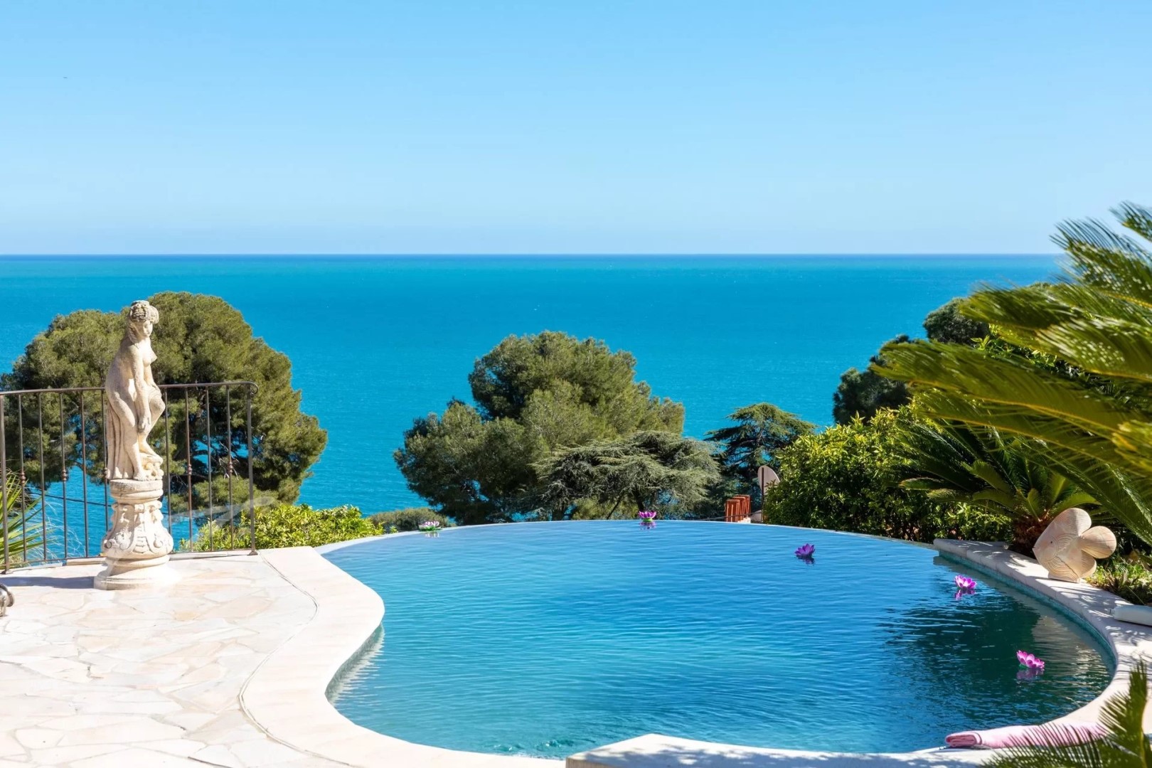 Luxury house for rent in Èze