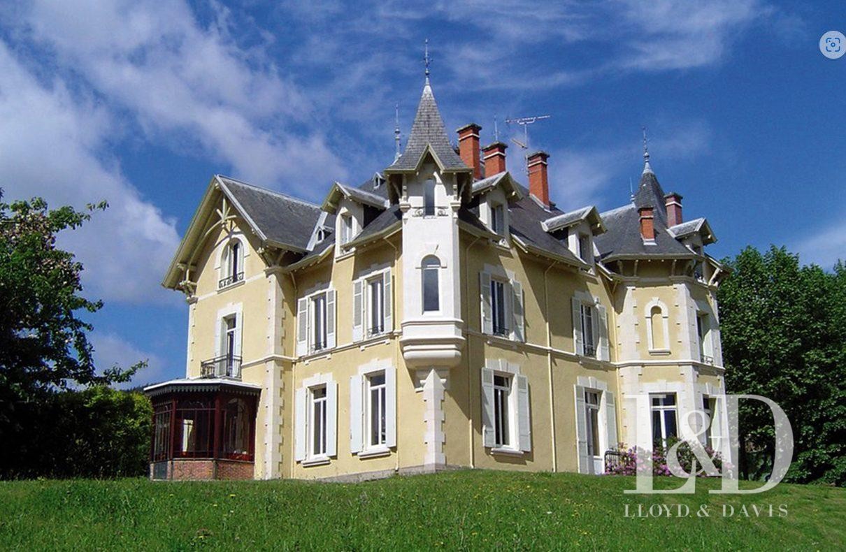 Château à vendre à Saint-Julien-Molin-Molette