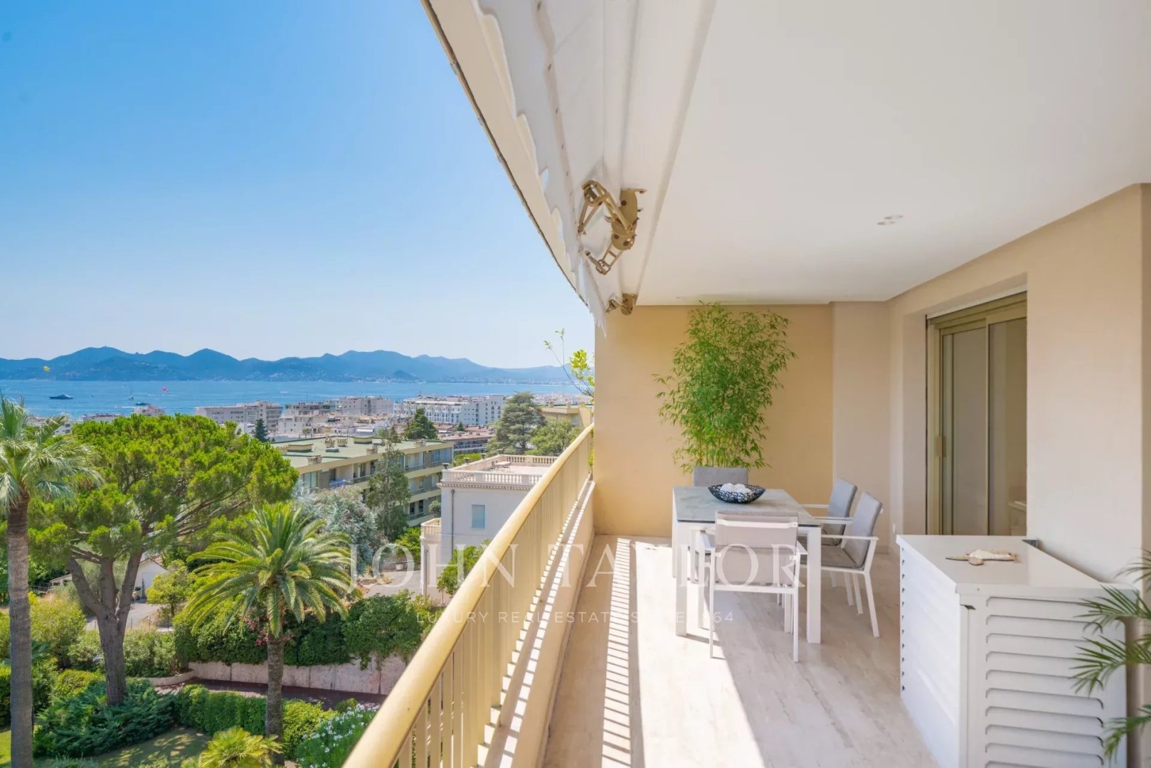 Luxury apartment for sale in the district La Source