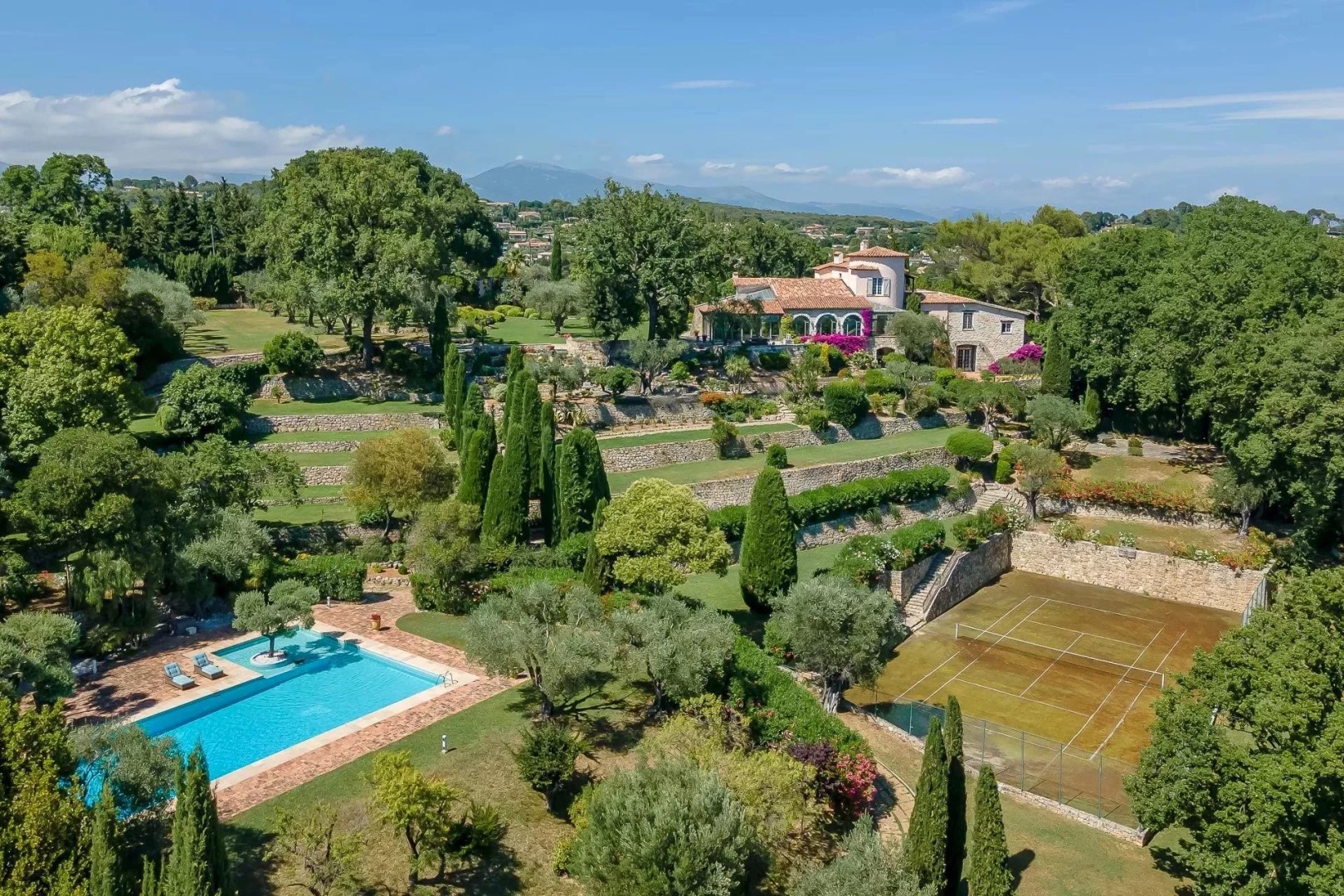 Luxury villa for rent in the district Village-Le Val-Cabrieres
