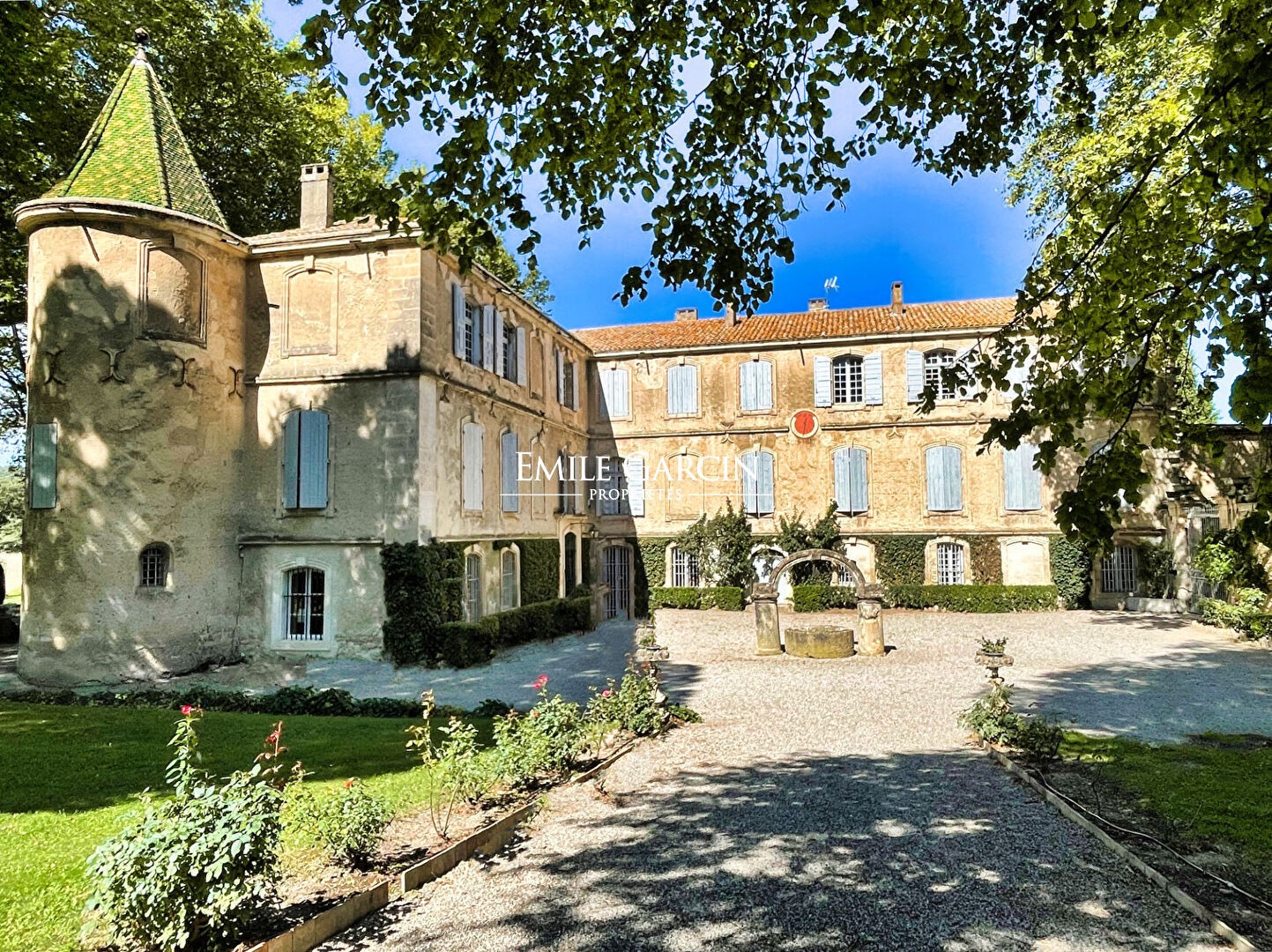 Château en location saisonnière à Vernègues