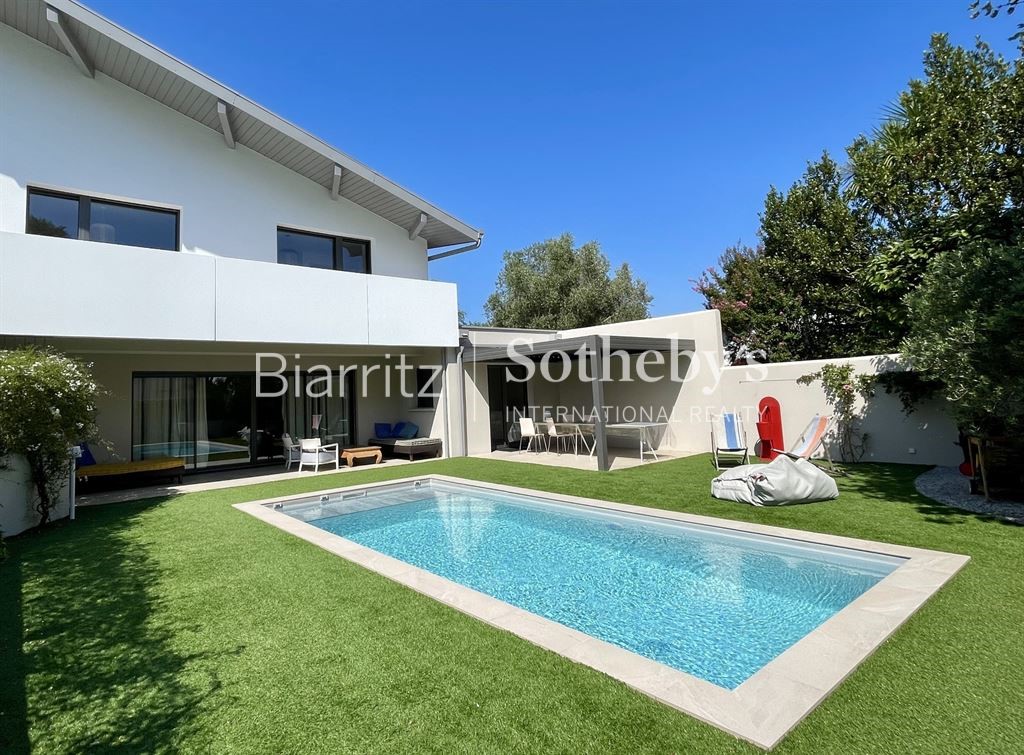 Luxury house for sale in Biarritz
