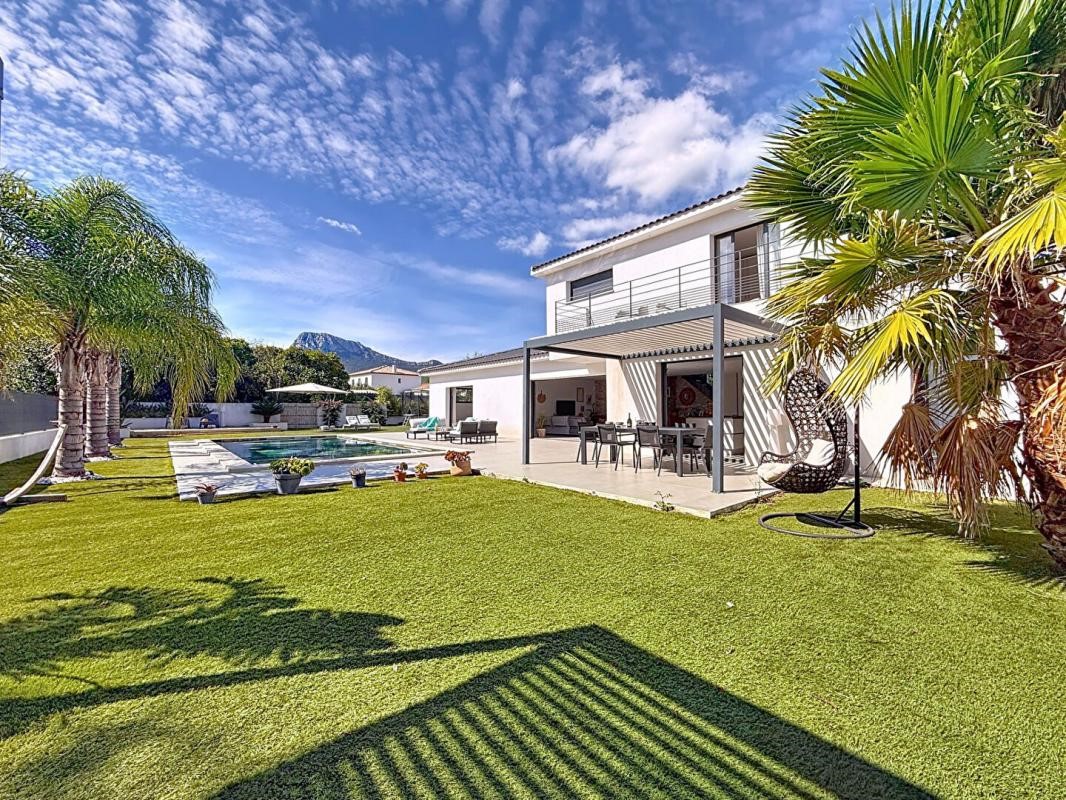 Luxury villa for sale in the district Les Mauniers