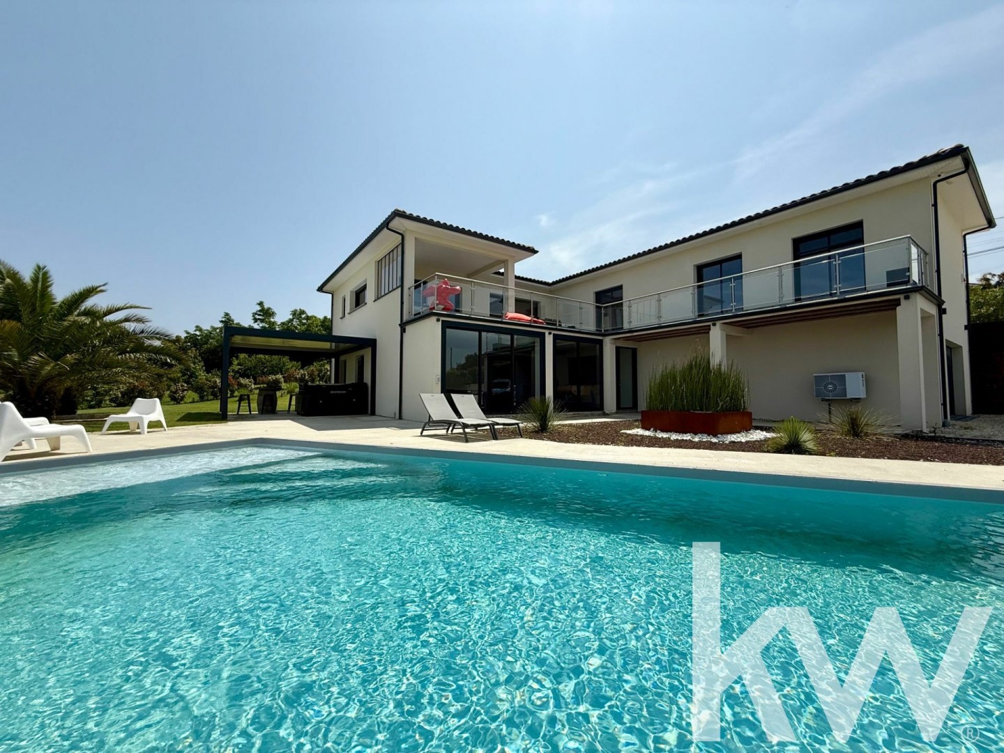 Luxury villa for sale in Lafrançaise