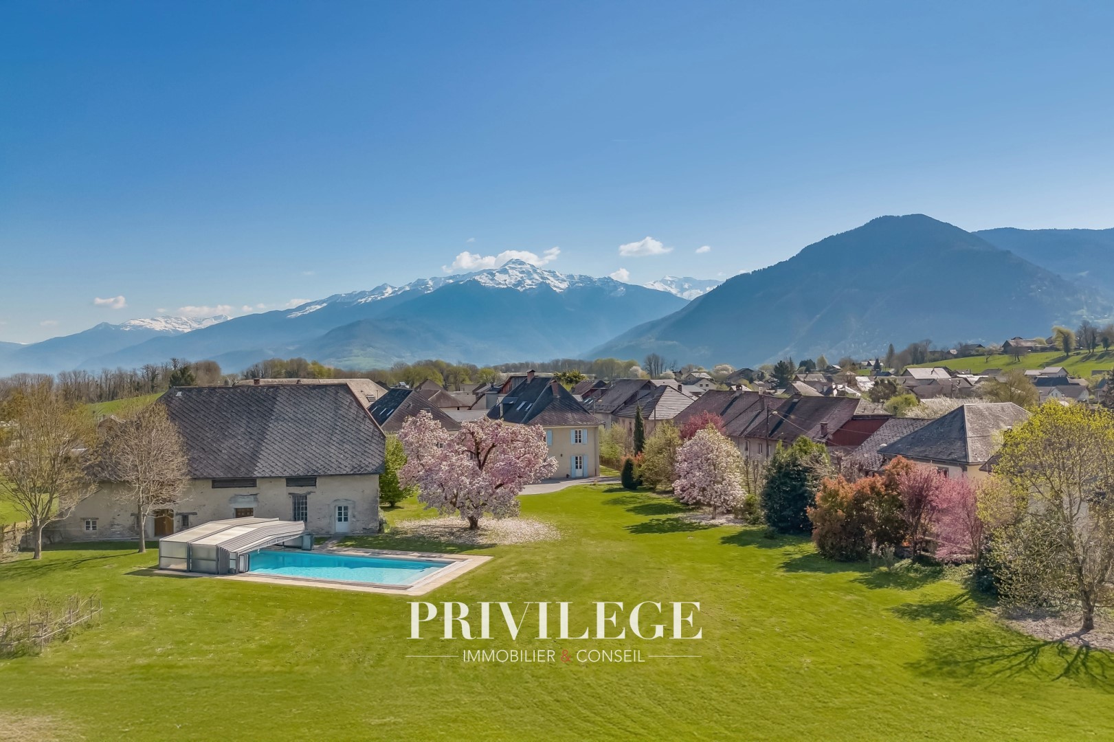 Castle for sale in Châteauneuf