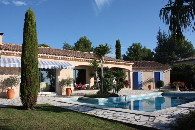 Vladia est une ravissante maison de vacances, située au calme dans un quartier résidentiel de Caumont (Vaucluse - Pro...