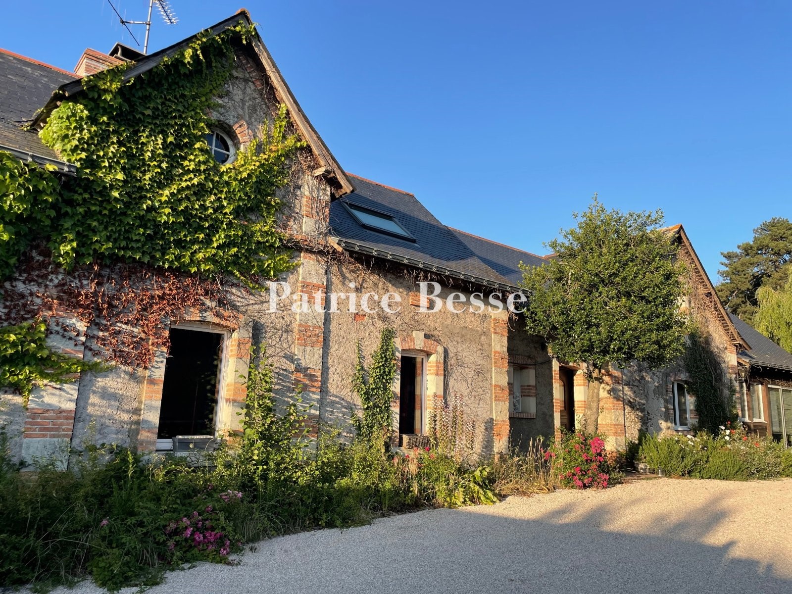 Old house for sale in Grez-Neuville