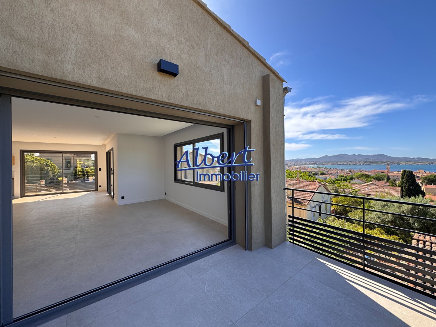 Duplex de luxe à vendre dans le quartier Port Issol
