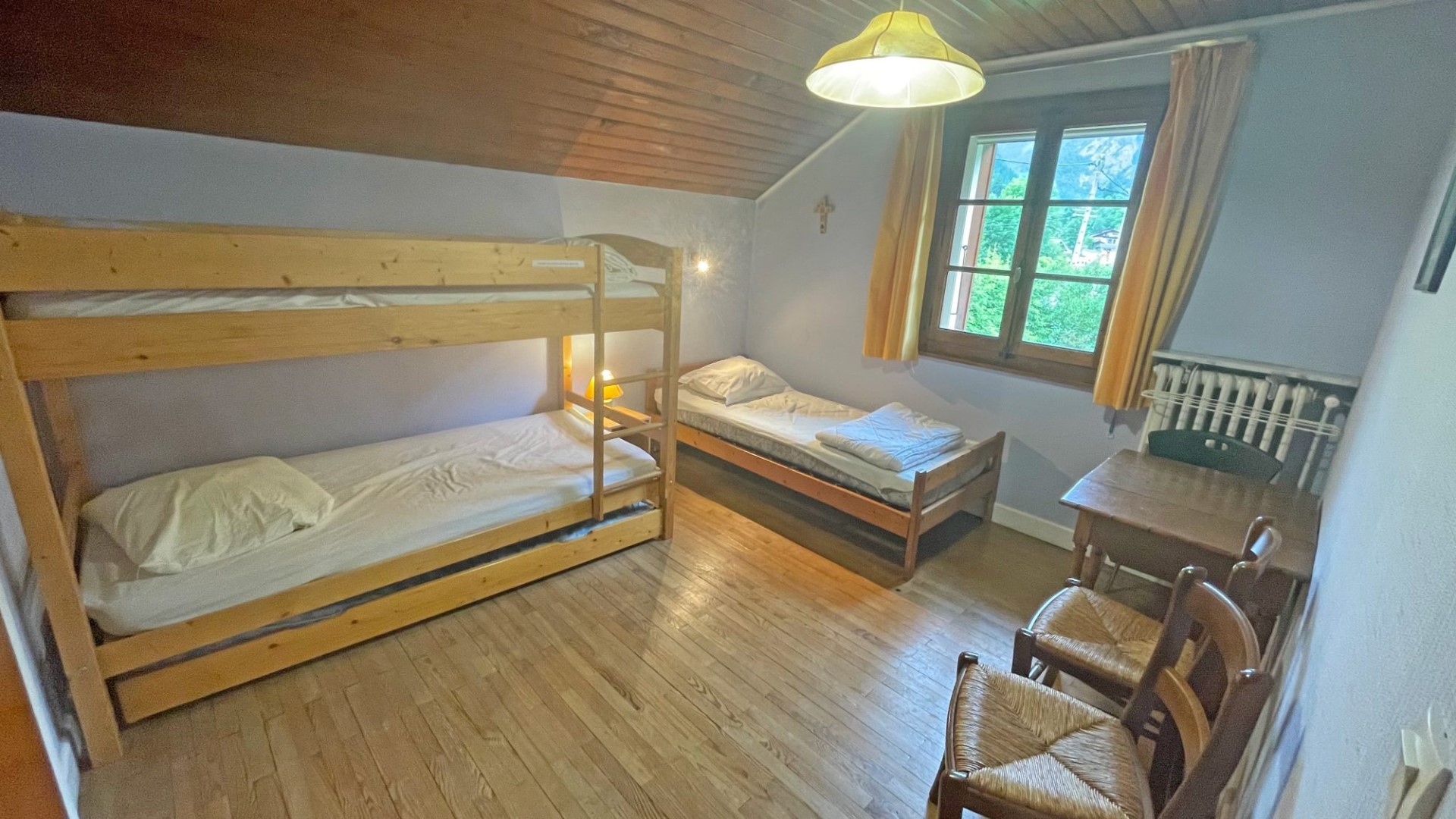 Chalet familial 8 pièces - Proche centre village - Fort potentiel - Sous-sol complet à Samoëns (74330) — 8