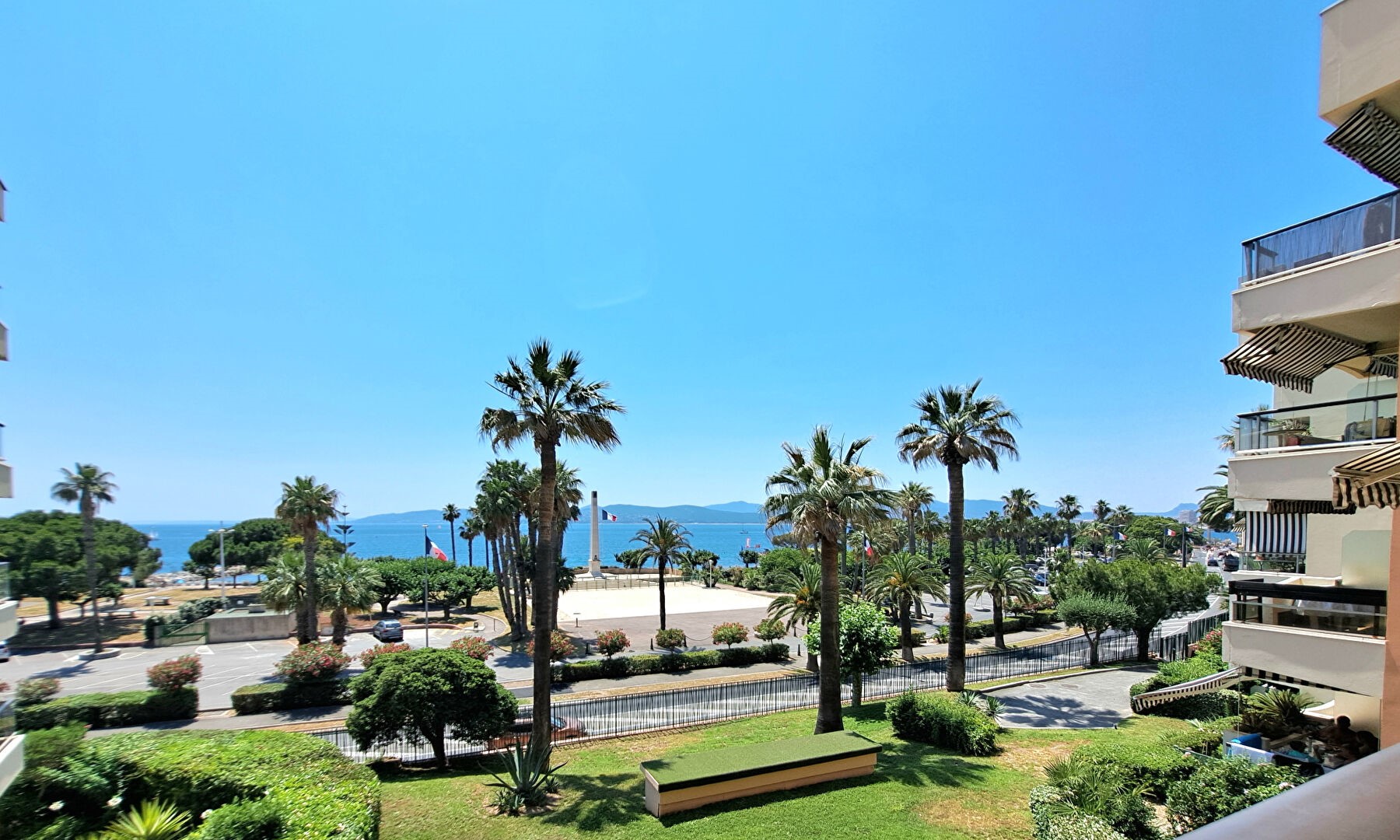 Luxury apartment for sale in the district Plateau Notre Dame Sud-Bord de mer-Beaurivage
