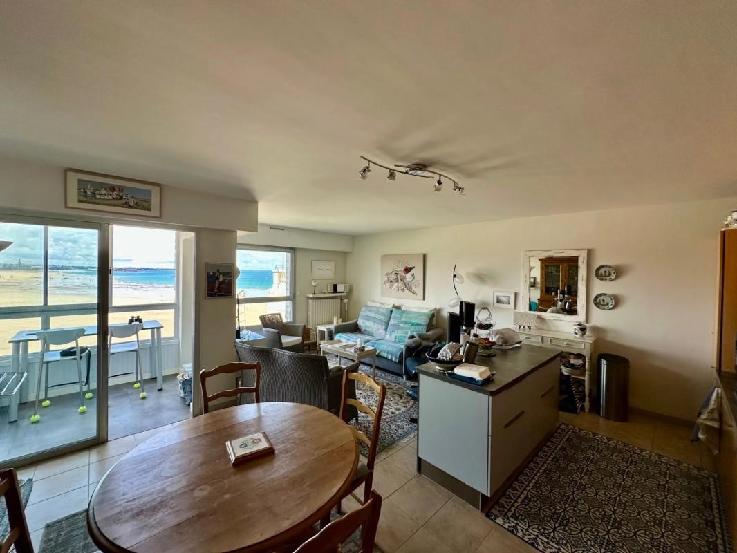 Luxury apartment for sale in the district Paramé Centre