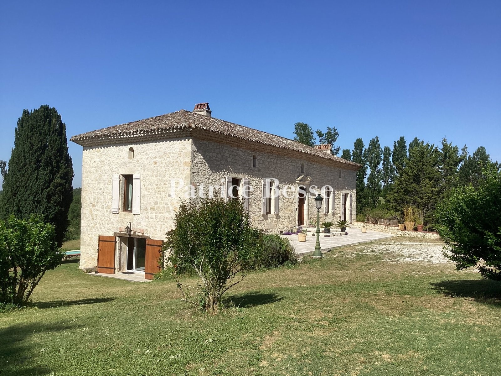 Old house for sale in Hautefage-la-Tour