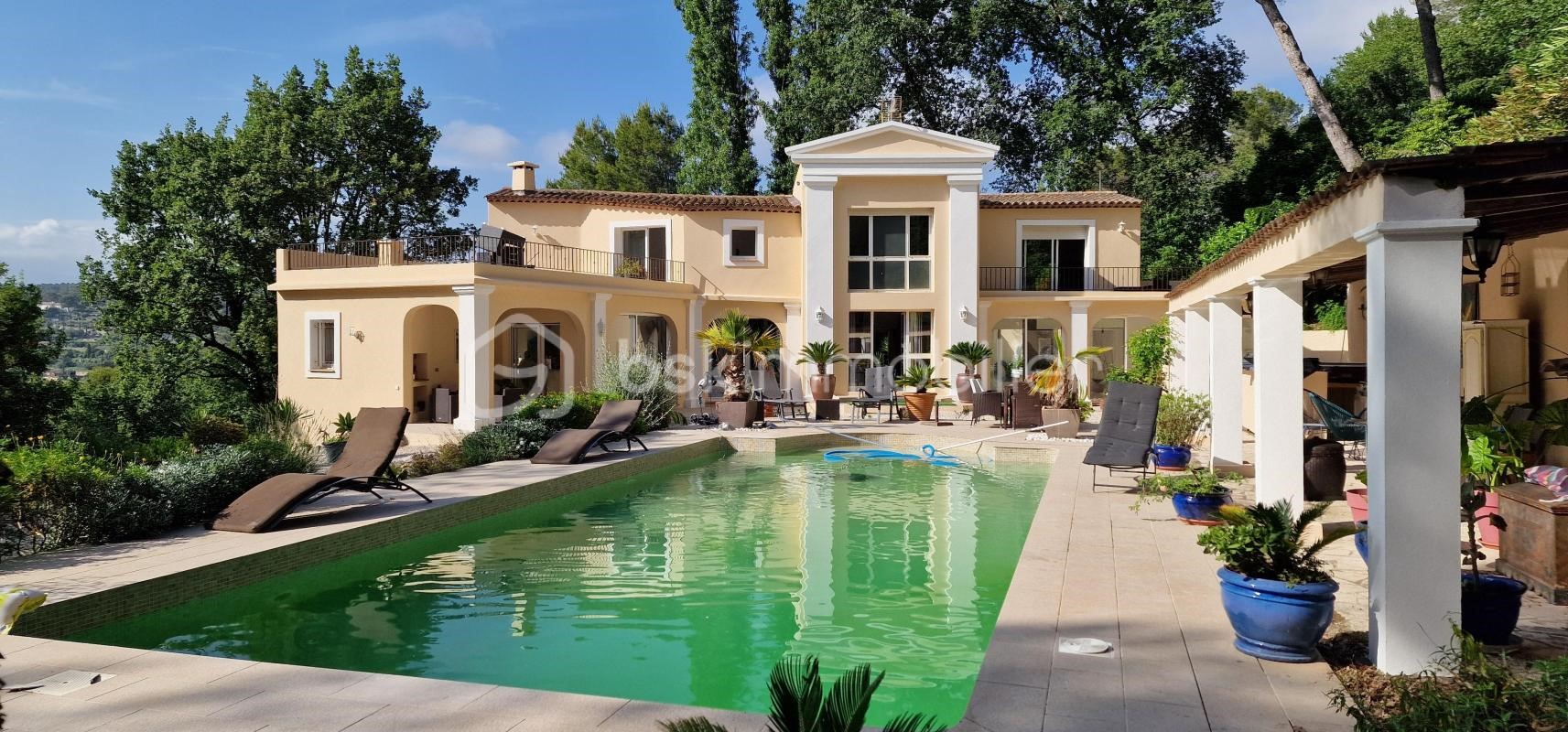 Luxury villa for sale in the district Village-Le Val-Cabrieres