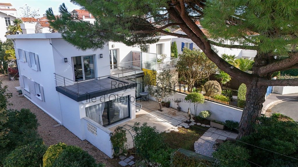 Luxury house for sale in the district Le Chay-Les Gardes