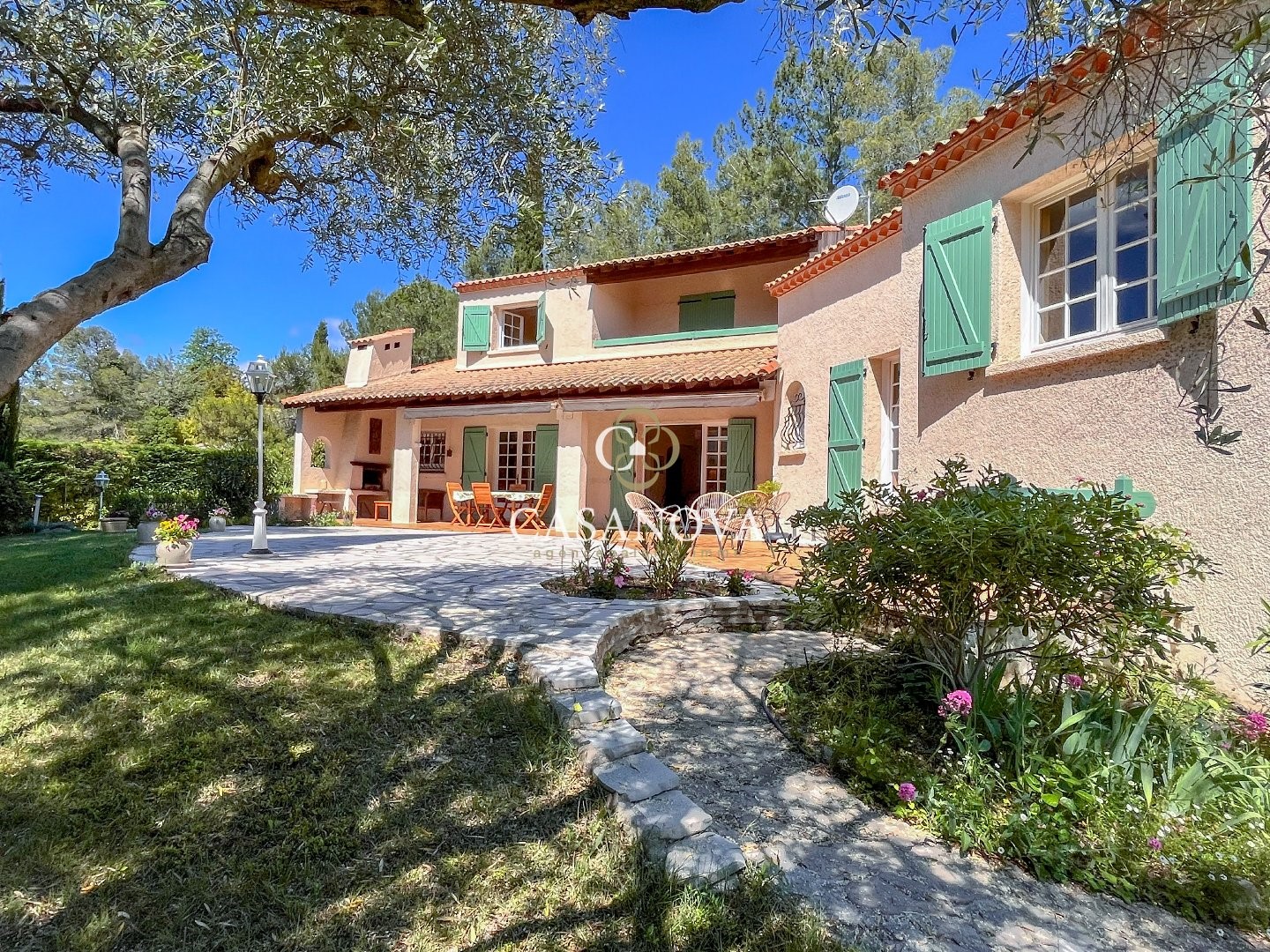 Maison de luxe à vendre dans le quartier Village