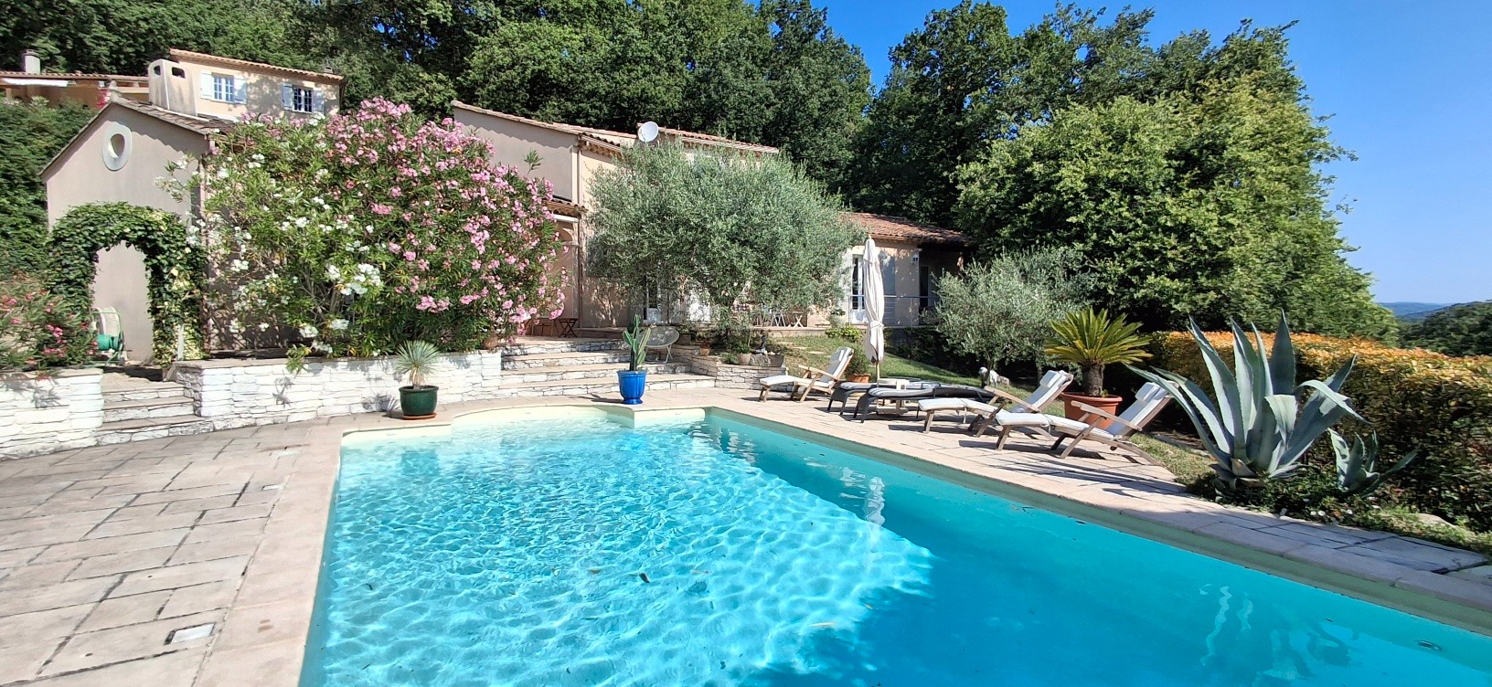 Villa de luxe à vendre dans le quartier Est