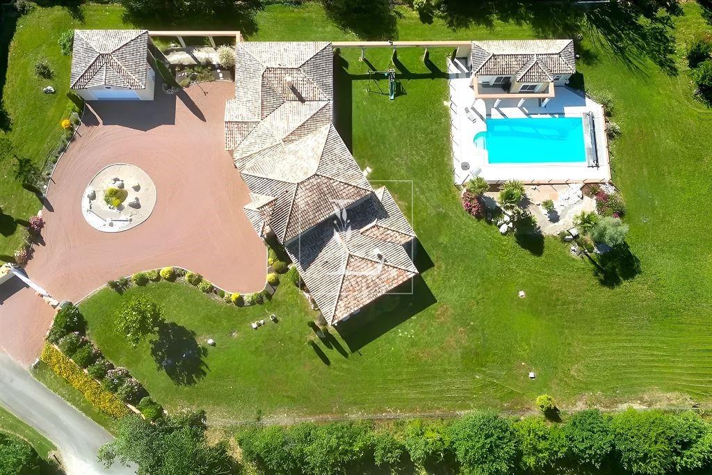 Luxury villa for sale in the district Saint-Martial - Le Fau