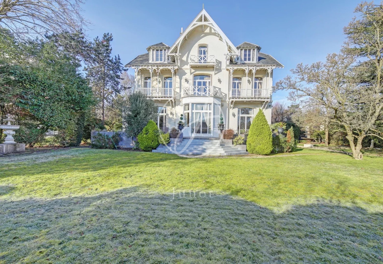Private mansion for sale in the district Vieux Croissy