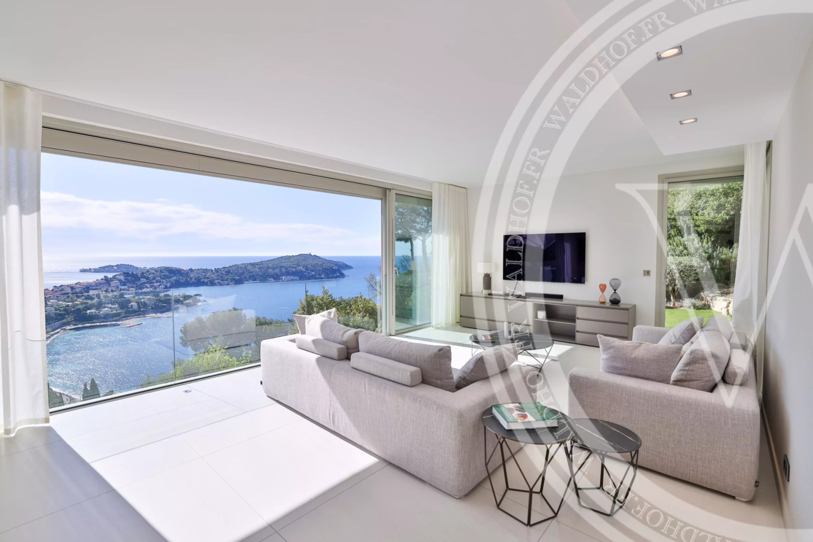 Luxury villa to rent in the district Col de Villefranche