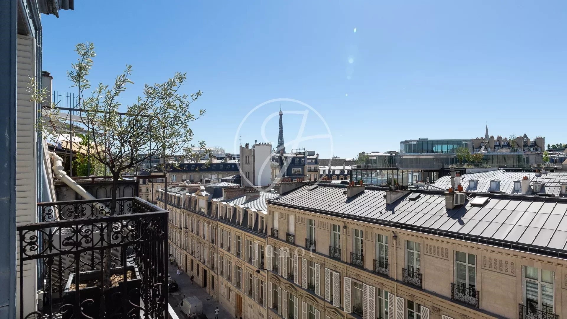 Paris VIIIe - Avenue Montaigne : a Luxury Residence/Apartment for