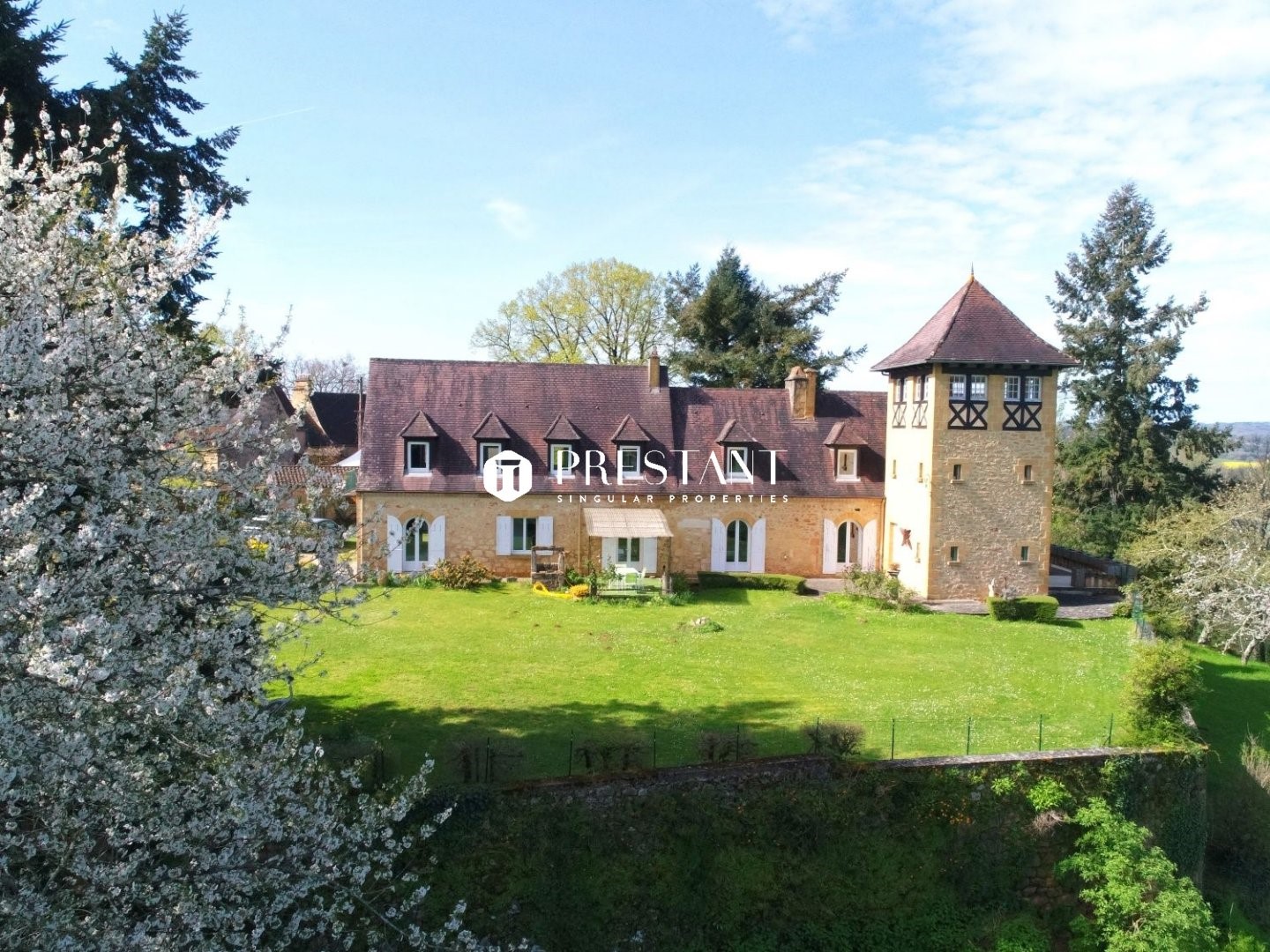 Manor house for sale in the district Secteur Sauvegarde