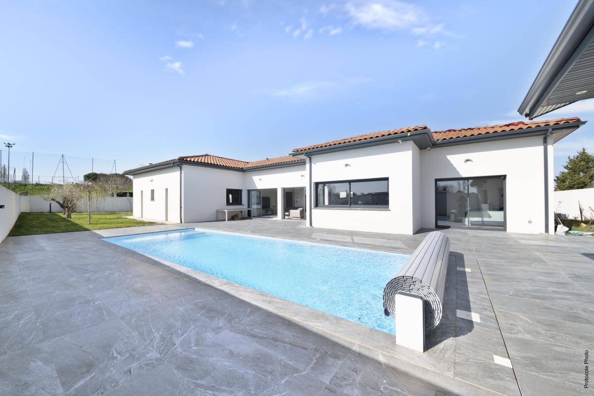 Luxury house for sale in Pechbonnieu